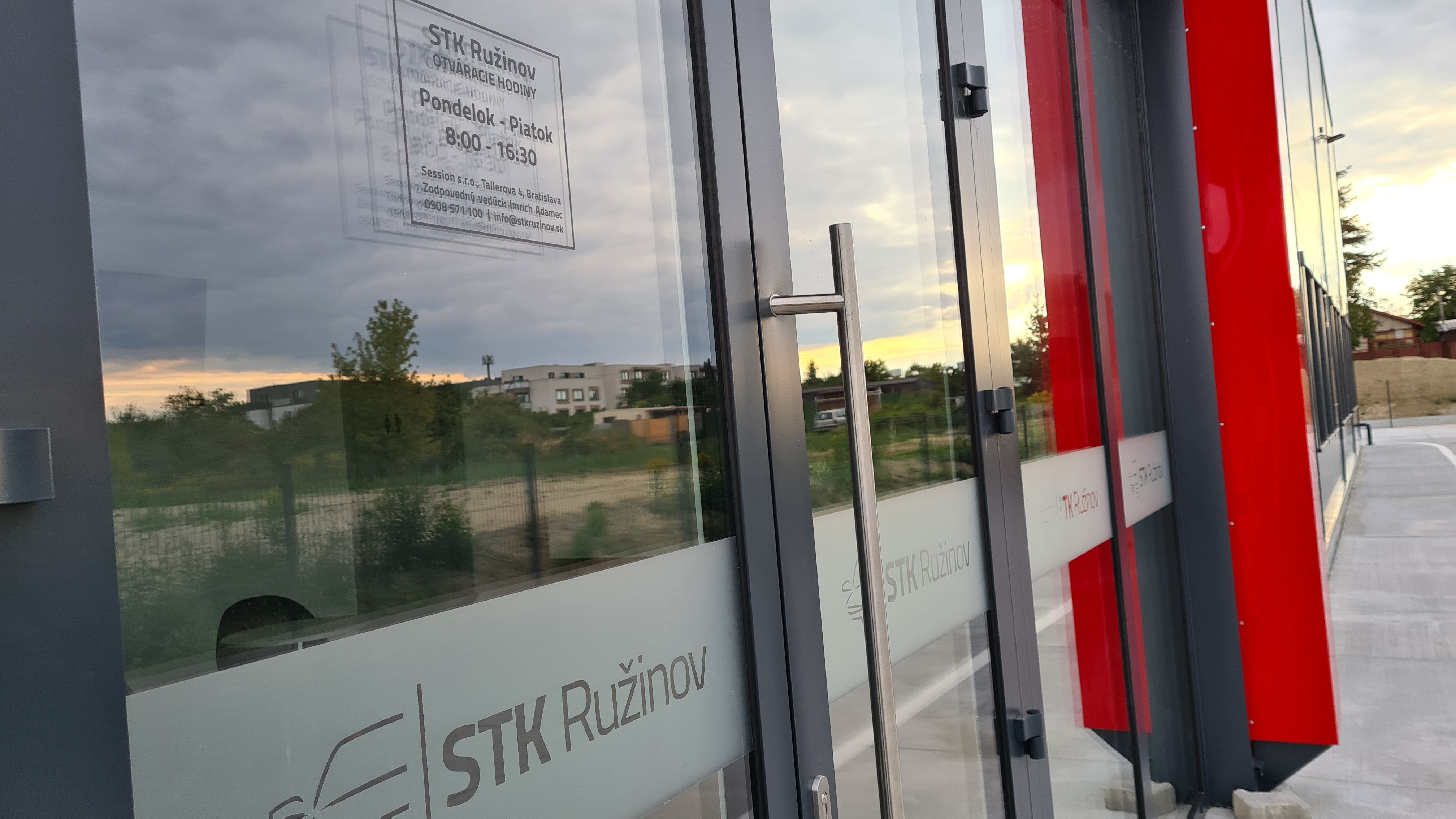 STK Bratislava Ružinov vstupné dvere
